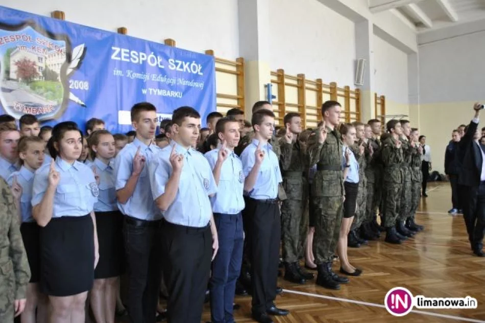 Uczniowie klas mundurowych ślubowali na sztandar - zdjęcie 4