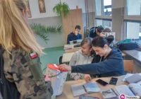 'Mundurowi' uczniowie pomagają Ukrainie - zdjęcie główne