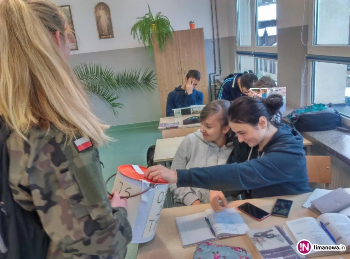 'Mundurowi' uczniowie pomagają Ukrainie