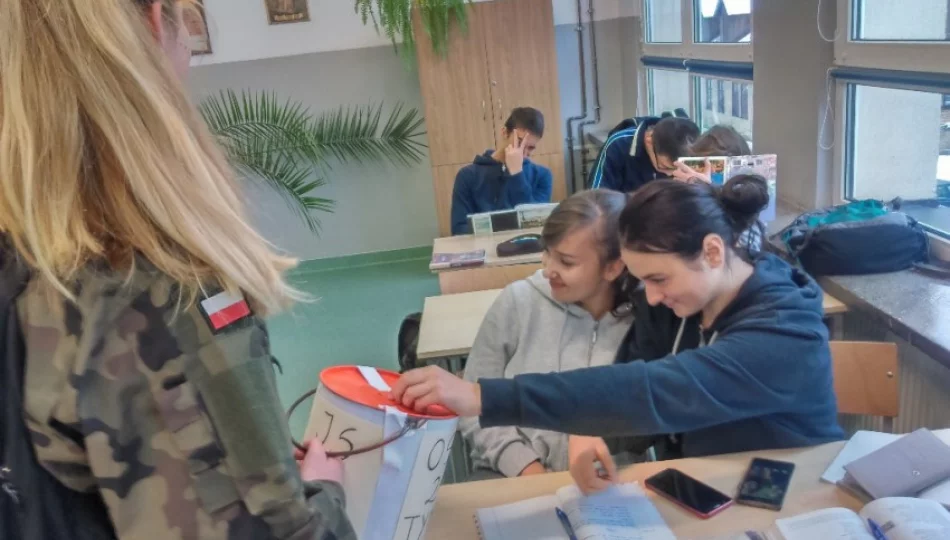 'Mundurowi' uczniowie pomagają Ukrainie - zdjęcie 1
