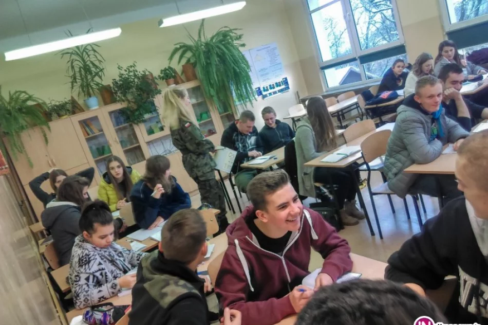 'Mundurowi' uczniowie pomagają Ukrainie - zdjęcie 2