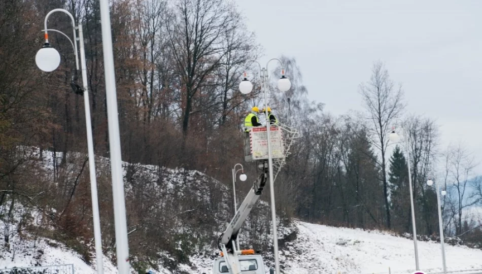 Ozdoby pojawiają się na ulicach. Samorząd szykuje świąteczną niespodziankę - zdjęcie 1