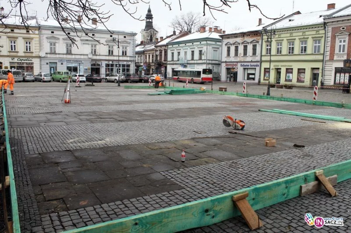 Nowy Sącz: montują na Rynku lodowisko. Otwarcie na Mikołajki?