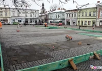 Nowy Sącz: montują na Rynku lodowisko. Otwarcie na Mikołajki? - zdjęcie główne