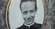 Upamiętniono zasłużonego kapłana na nowym nagrobku - zdjęcie 3