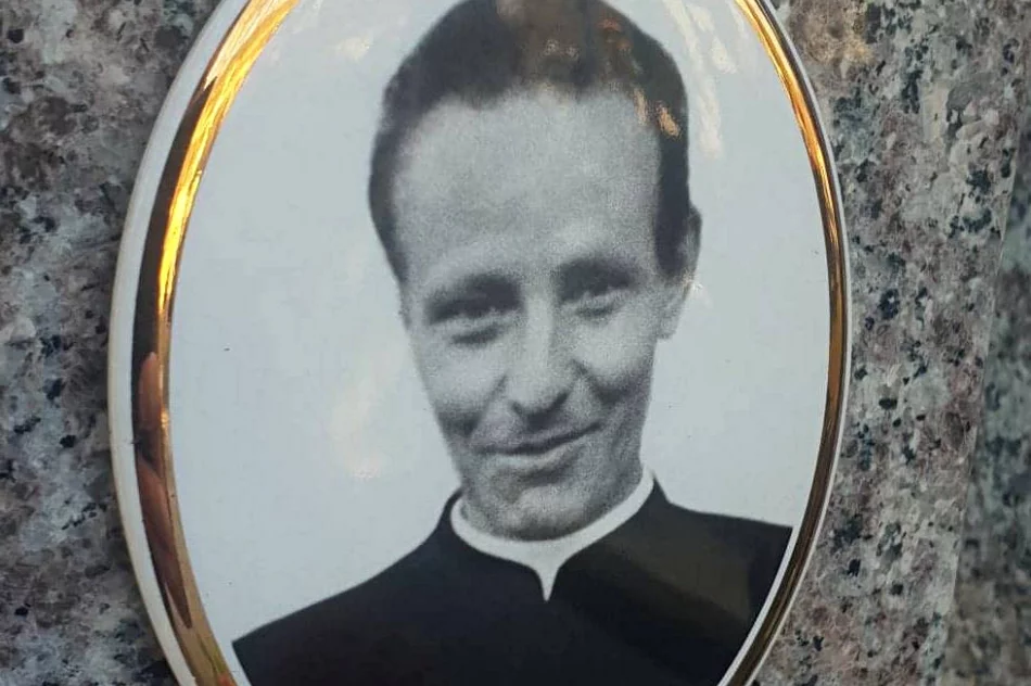 Upamiętniono zasłużonego kapłana na nowym nagrobku - zdjęcie 3