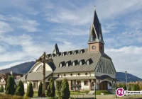 Wybili szybę w świątyni. Sprawców szuka policja - zdjęcie główne