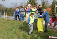 Sprzątanie świata uczniowie rozpoczęli od okolicy swojej szkoły - zdjęcie główne
