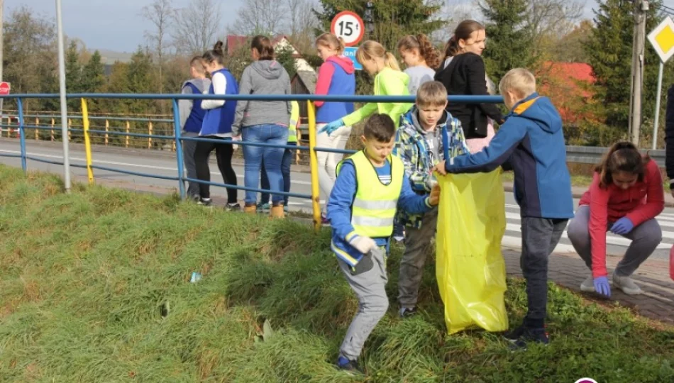Sprzątanie świata uczniowie rozpoczęli od okolicy swojej szkoły - zdjęcie 1