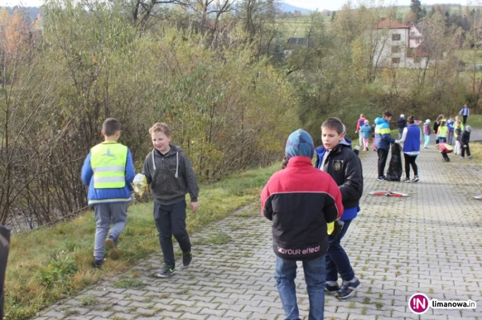 Sprzątanie świata uczniowie rozpoczęli od okolicy swojej szkoły - zdjęcie 3