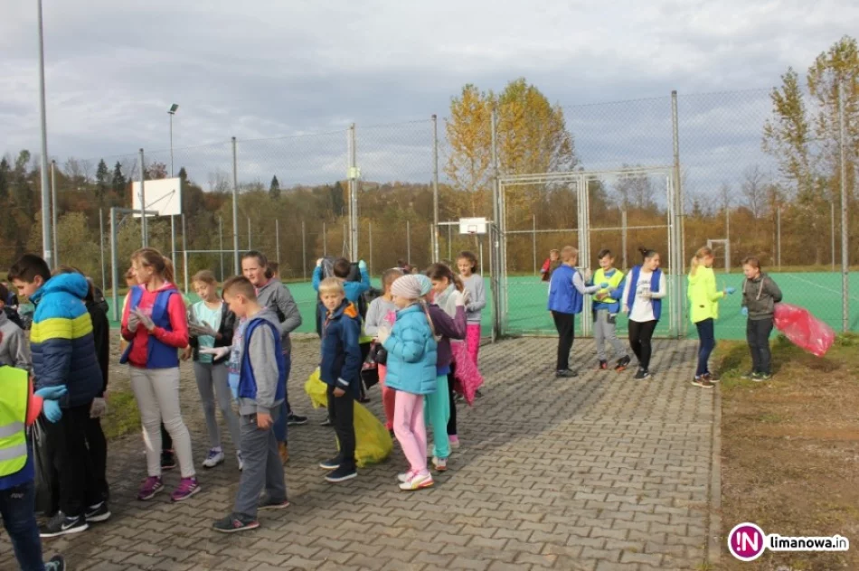 Sprzątanie świata uczniowie rozpoczęli od okolicy swojej szkoły - zdjęcie 4