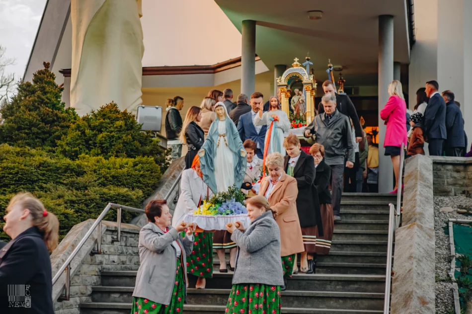 Procesja rezurekcyjna w Starej Wsi - zdjęcie 11