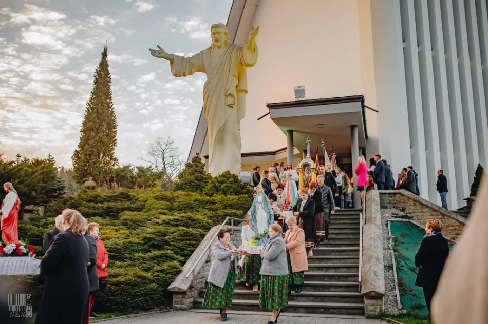 Procesja rezurekcyjna w Starej Wsi - zdjęcie 12