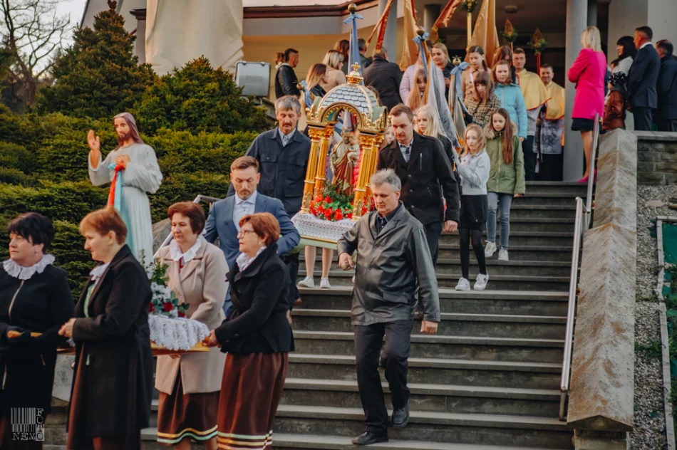 Procesja rezurekcyjna w Starej Wsi - zdjęcie 13