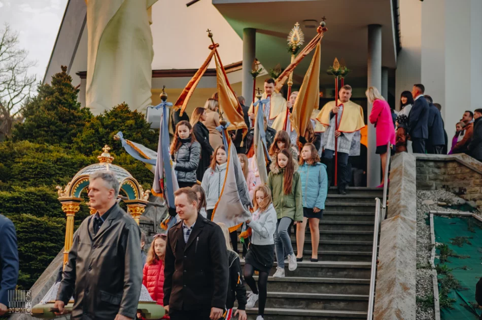Procesja rezurekcyjna w Starej Wsi - zdjęcie 15