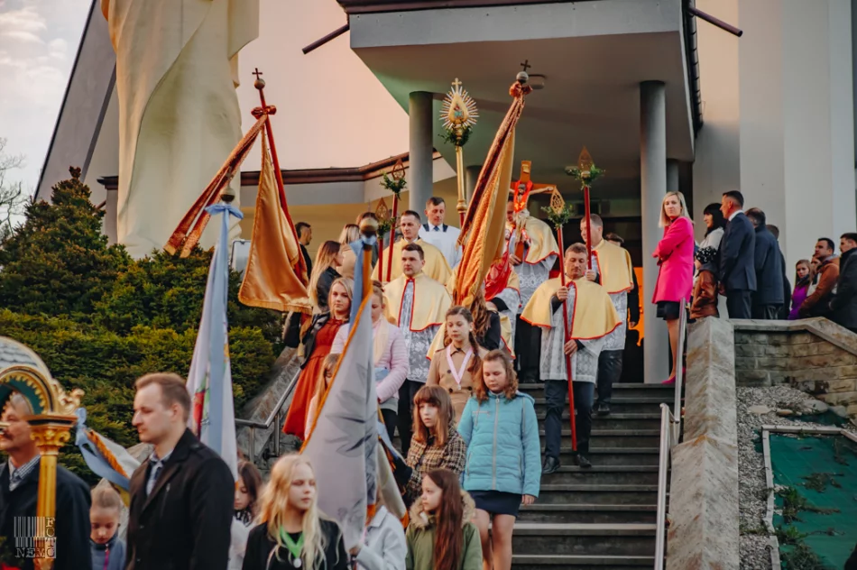 Procesja rezurekcyjna w Starej Wsi - zdjęcie 16
