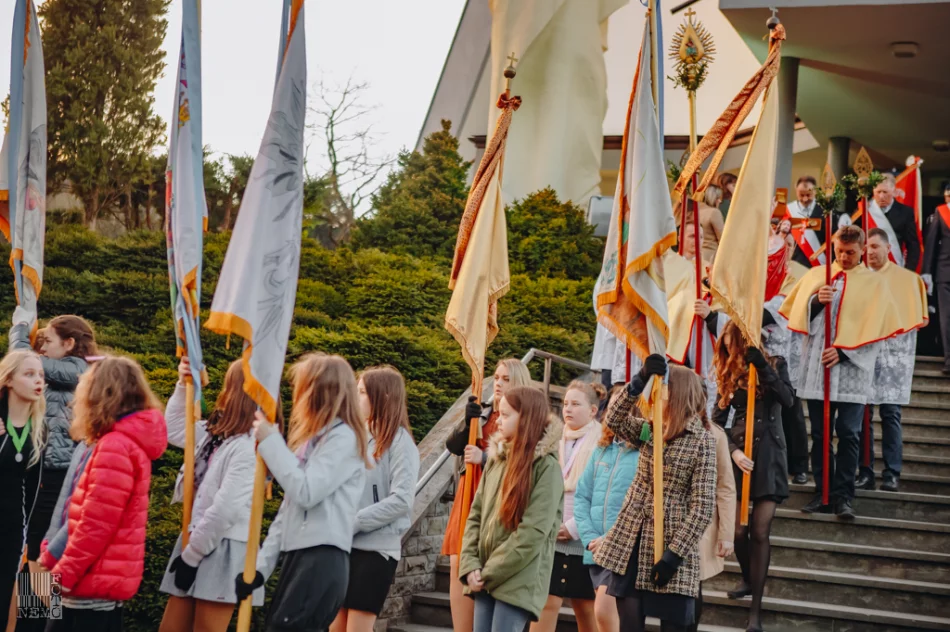 Procesja rezurekcyjna w Starej Wsi - zdjęcie 18