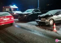 Czołowe zderzenie dwóch aut. Na drodze trudne warunki - zdjęcie główne