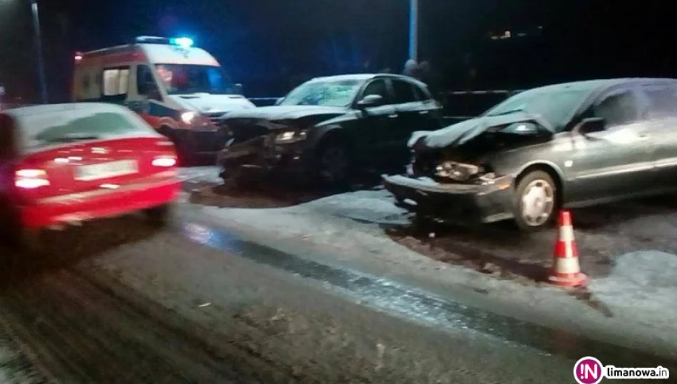 Czołowe zderzenie dwóch aut. Na drodze trudne warunki - zdjęcie 1