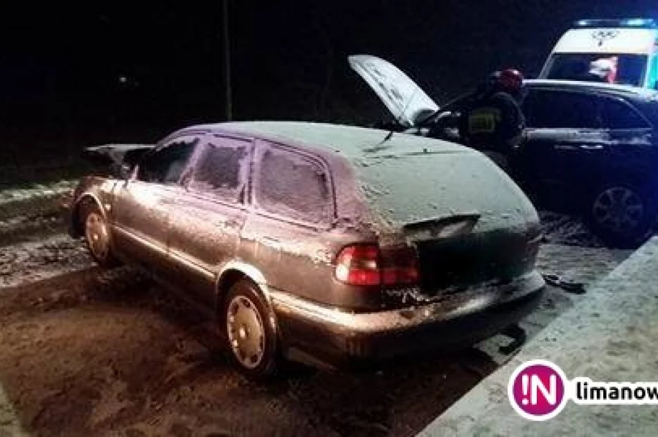 Czołowe zderzenie dwóch aut. Na drodze trudne warunki - zdjęcie 2