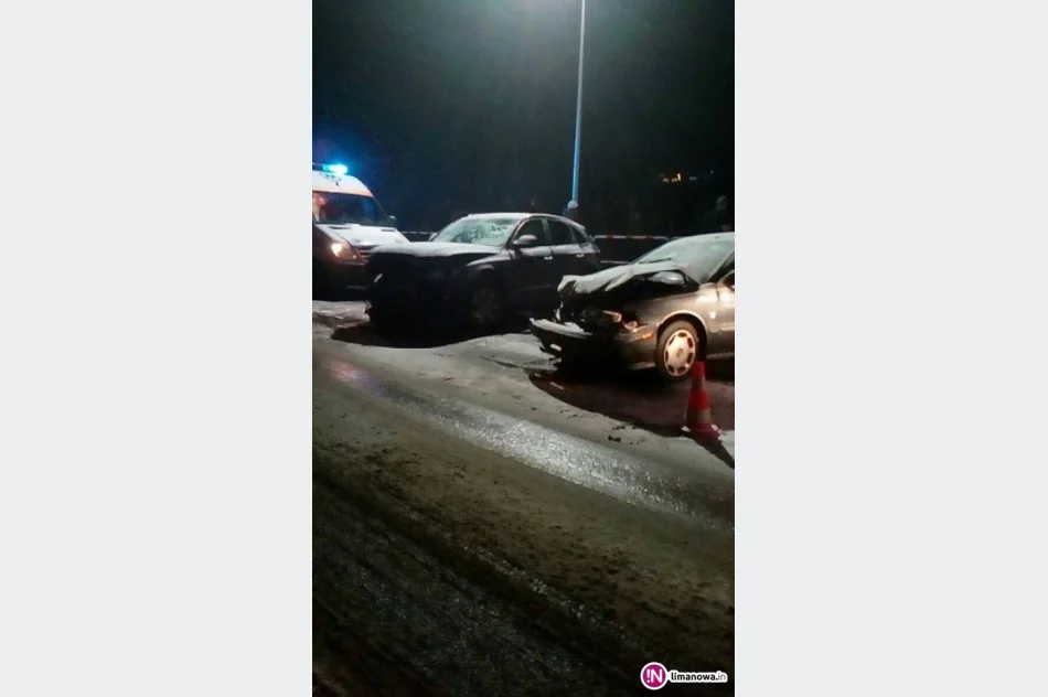 Czołowe zderzenie dwóch aut. Na drodze trudne warunki - zdjęcie 3