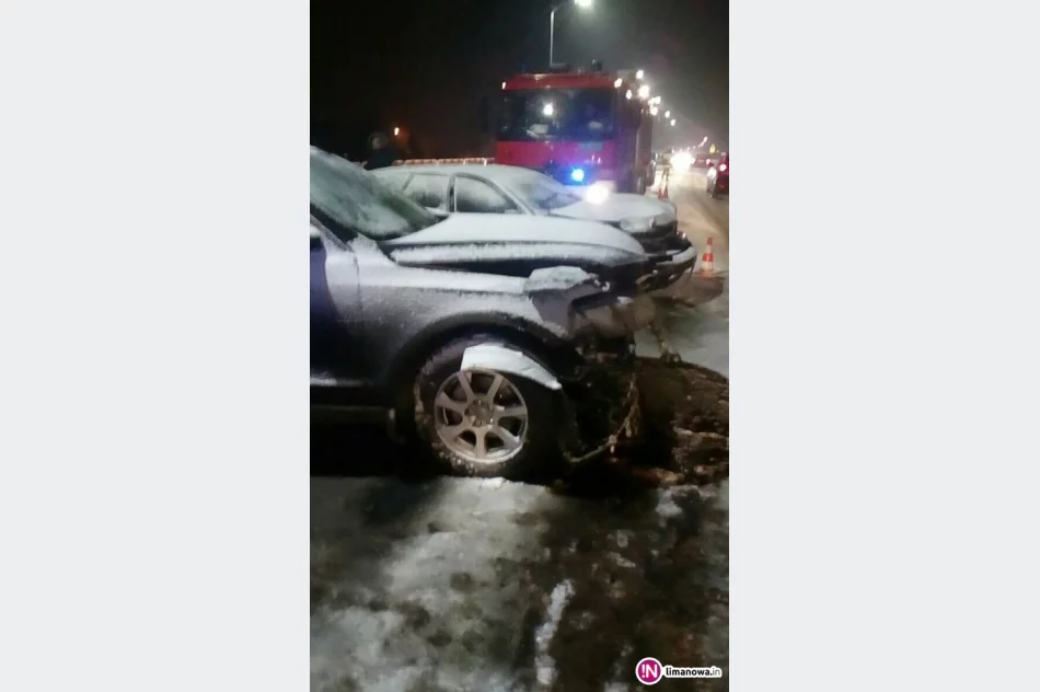 Czołowe zderzenie dwóch aut. Na drodze trudne warunki - zdjęcie 4