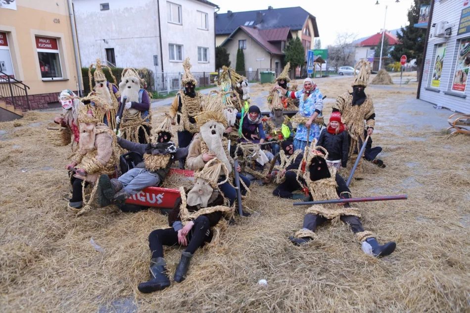 Zgodnie z tradycją, od rana psocili w centrum miejscowości - zdjęcie 3
