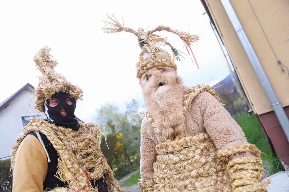 Zgodnie z tradycją, od rana psocili w centrum miejscowości - zdjęcie 4