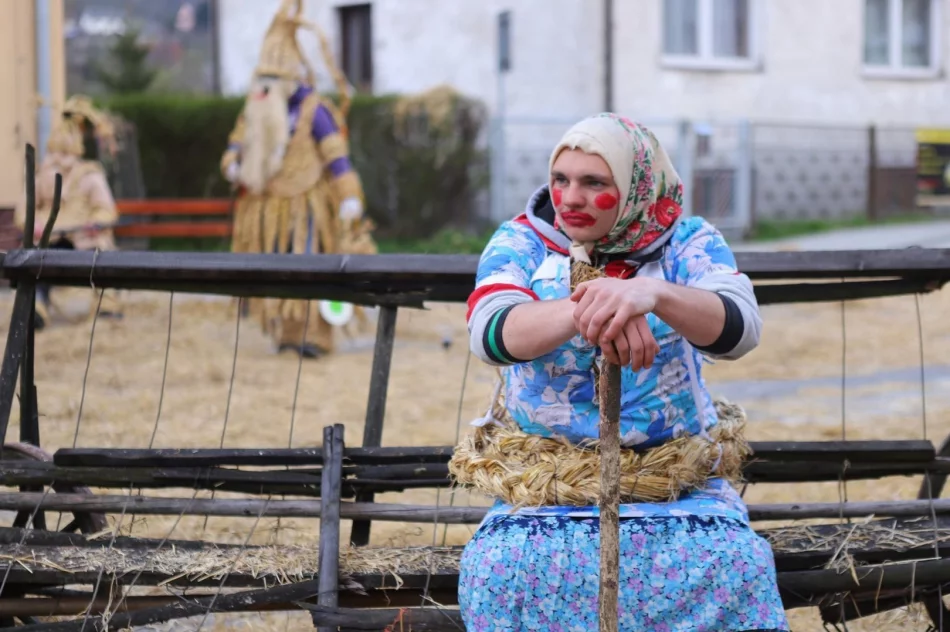 Zgodnie z tradycją, od rana psocili w centrum miejscowości - zdjęcie 6