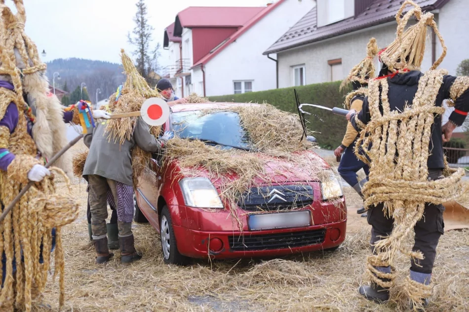 Zgodnie z tradycją, od rana psocili w centrum miejscowości - zdjęcie 7