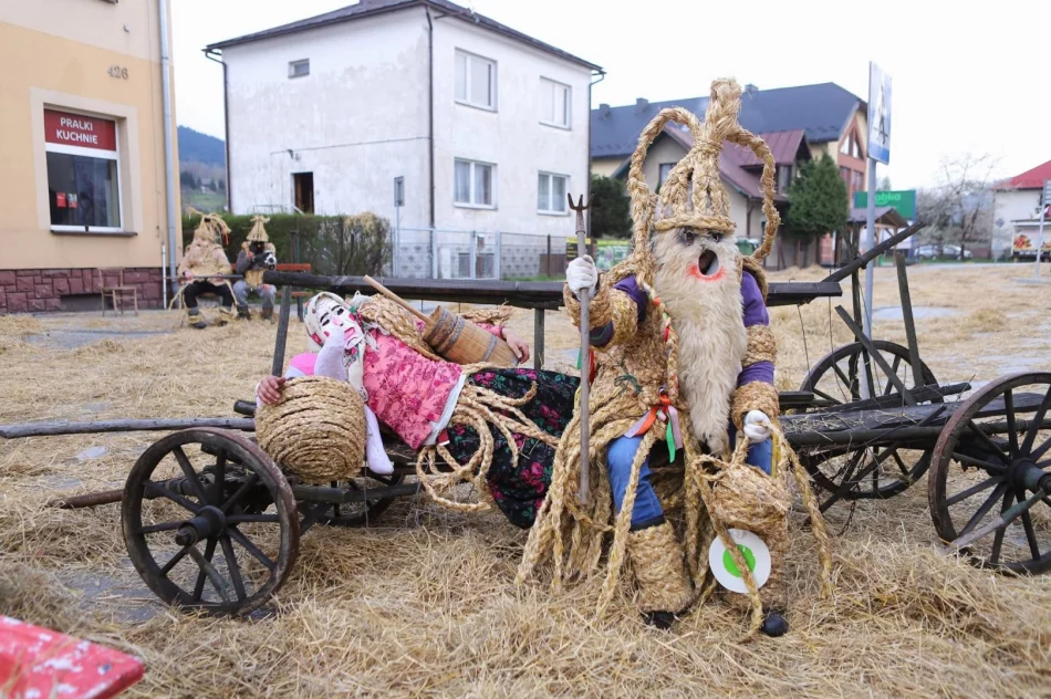 Zgodnie z tradycją, od rana psocili w centrum miejscowości - zdjęcie 9