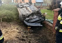 Samochód wypadł z drogi i dachował - zdjęcie główne