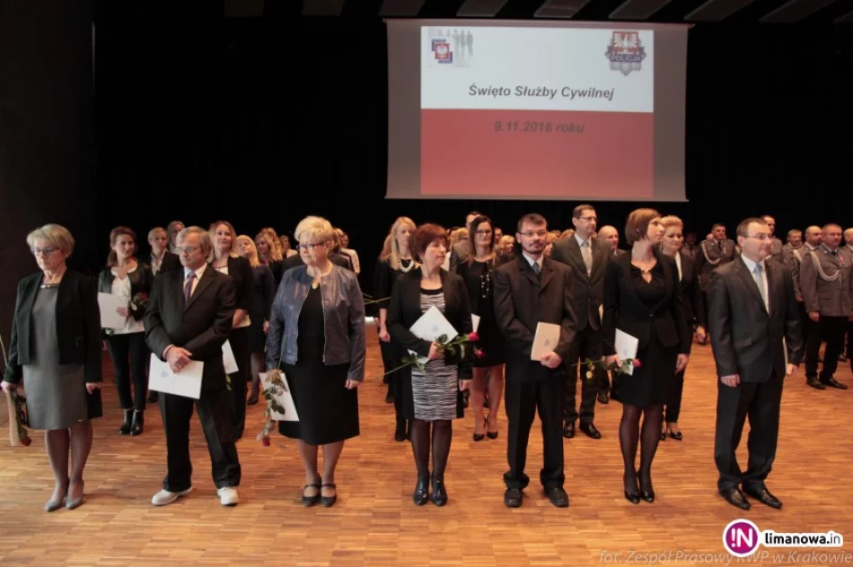 Medale dla policjantów, wyróżnienie dla pracownika cywilnego limanowskiej komendy - zdjęcie 2