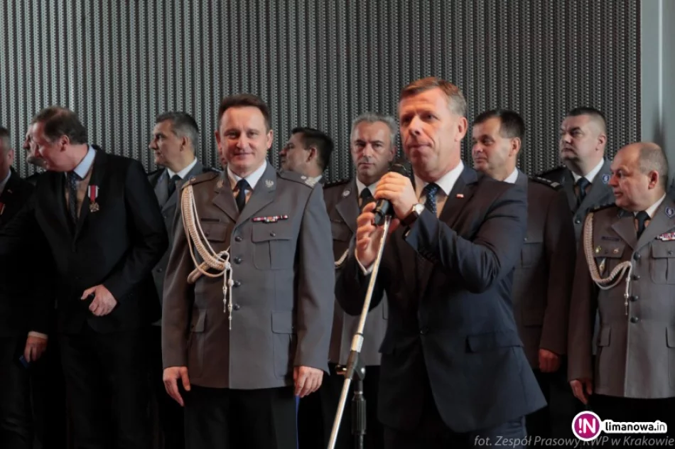 Medale dla policjantów, wyróżnienie dla pracownika cywilnego limanowskiej komendy - zdjęcie 3