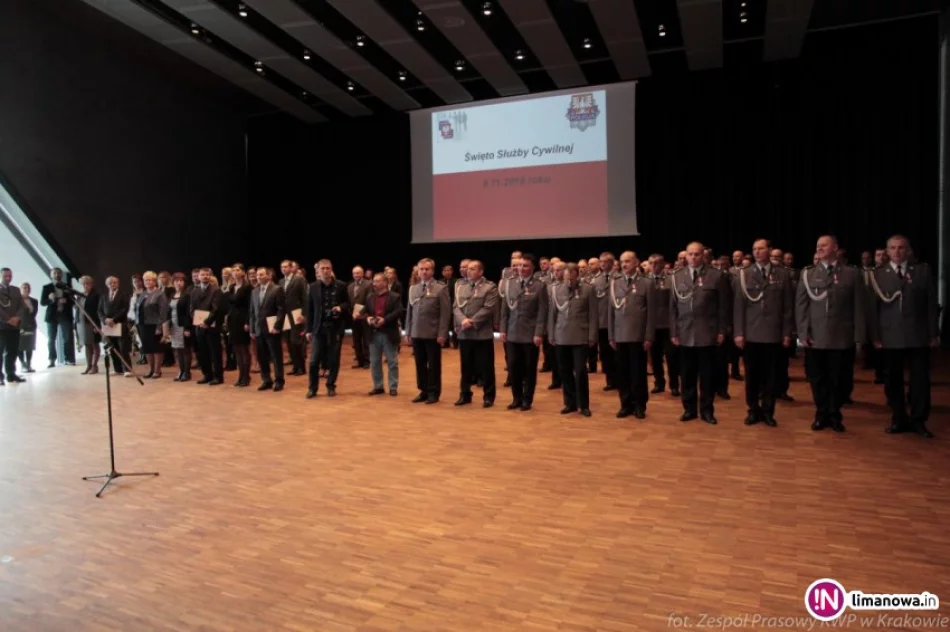 Medale dla policjantów, wyróżnienie dla pracownika cywilnego limanowskiej komendy - zdjęcie 4