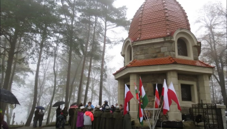 Kolejny niepodległościowy złaz na jabłonieckim wzgórzu - zdjęcie 1