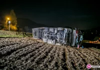 Wypadek ciężarówki - pojazd przewrócił się na bok (wideo) - zdjęcie główne