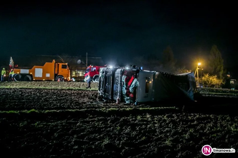 Wypadek ciężarówki - pojazd przewrócił się na bok (wideo) - zdjęcie 2