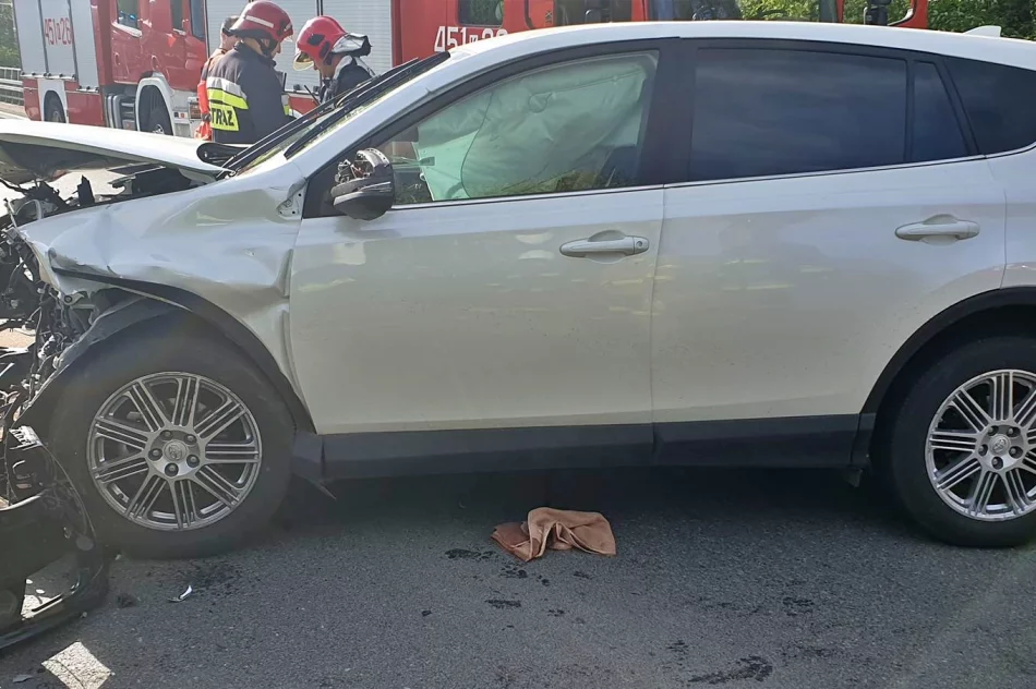Czołowe zderzenie - 4 osoby trafiły do szpitala  - zdjęcie 2