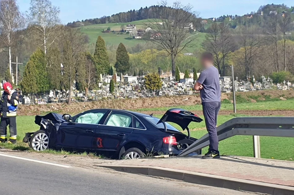 Czołowe zderzenie - 4 osoby trafiły do szpitala  - zdjęcie 3