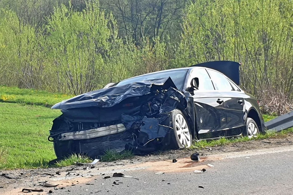 Czołowe zderzenie - 4 osoby trafiły do szpitala  - zdjęcie 6