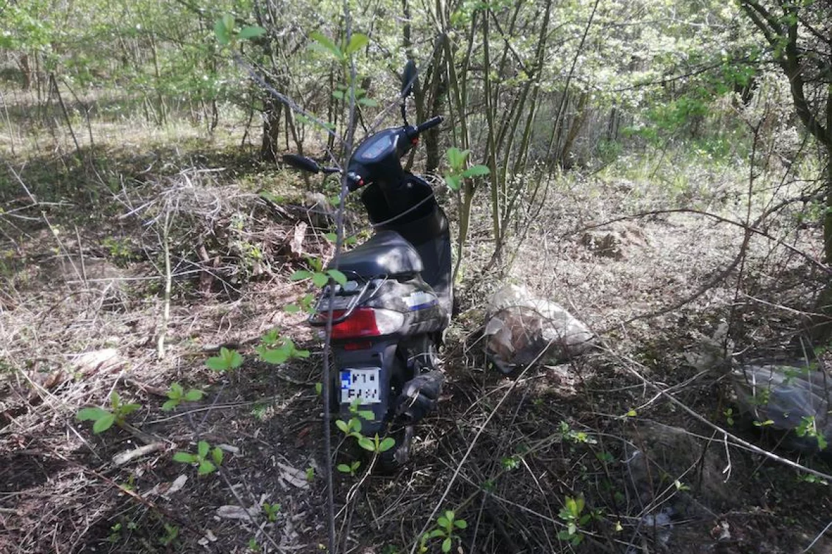 Nastoletni uciekinier z ośrodka na Limanowszczyźnie w rękach policji. Ukradł skuter i ukrył go w lesie
