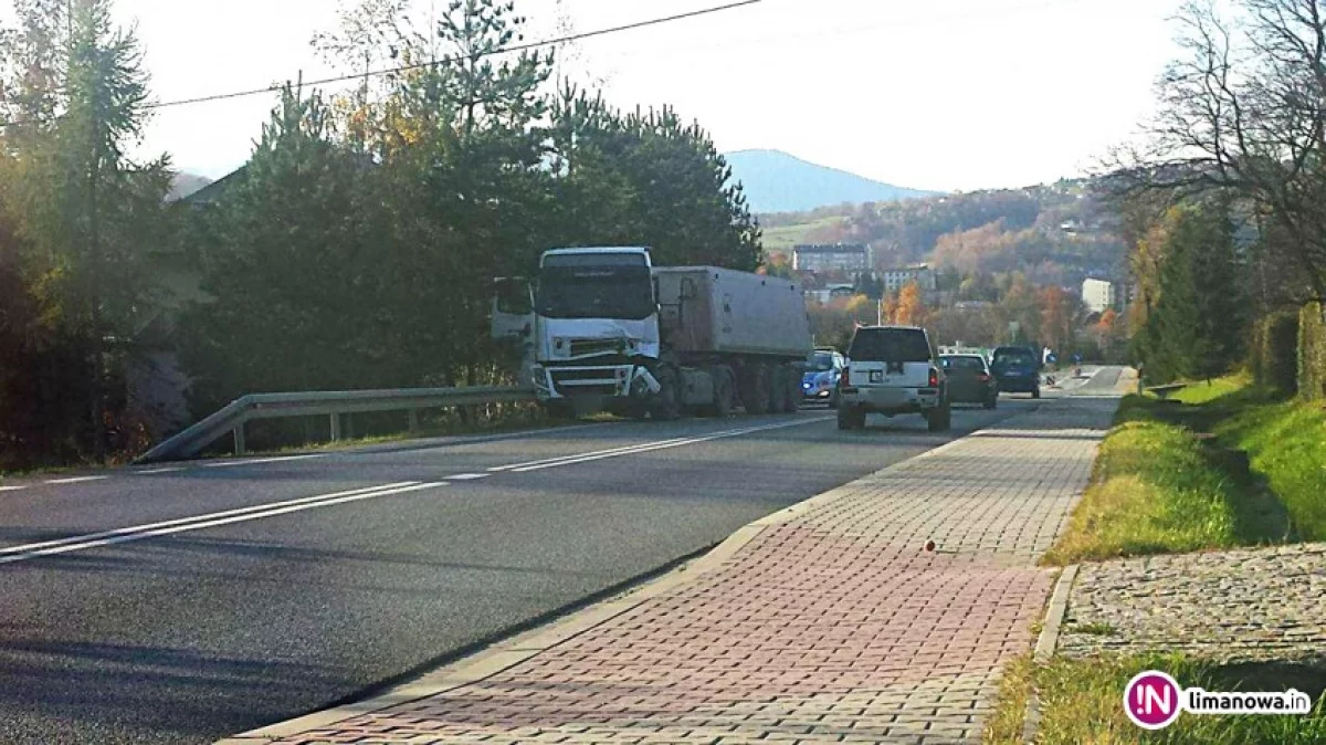 Zderzenie dwóch ciężarówek na 'krajówce'