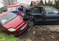 Zderzenie dwóch osobówek i busa - zdjęcie główne