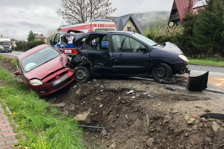Zderzenie dwóch osobówek i busa - zdjęcie 2