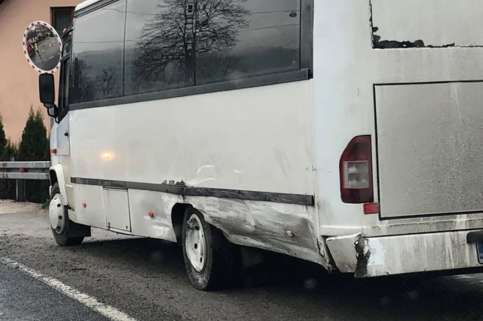 Zderzenie dwóch osobówek i busa - zdjęcie 6