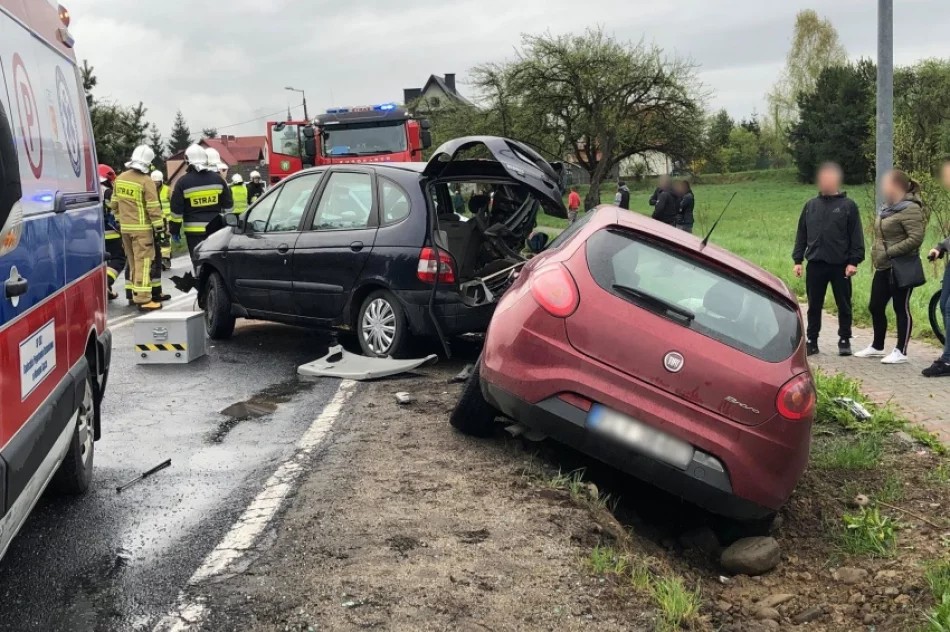 Zderzenie dwóch osobówek i busa - zdjęcie 7