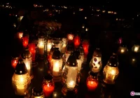 Na grobach lampy migocą umarłym duszom... - zdjęcie główne