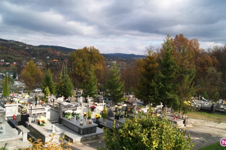 Na grobach lampy migocą umarłym duszom... - zdjęcie 3