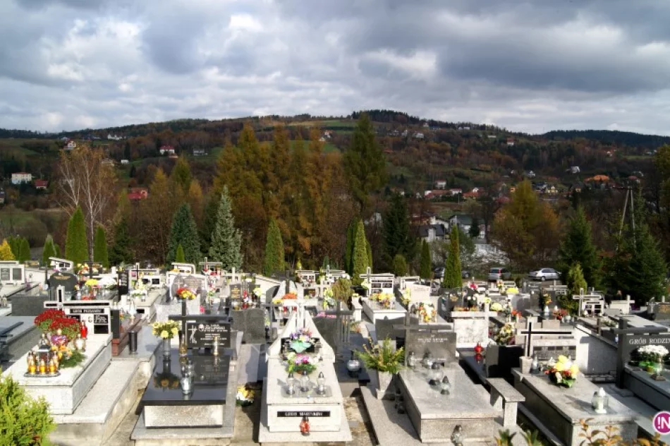 Na grobach lampy migocą umarłym duszom... - zdjęcie 4